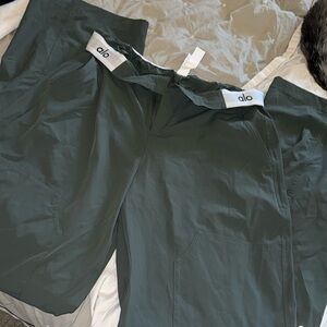 New Alo Yoga Women’s Flip It trouser Dark Cactus